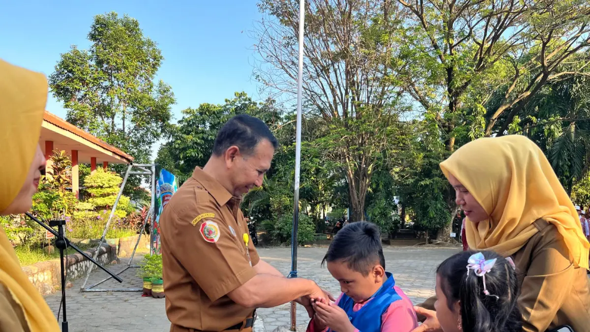 PENYAMBUTAN: ​Kepala SDN Kutorejo Misbakhul Khoiri menyambut para siswa baru dalam pembukaan MPLS Ramah 2026. (Martda JPRM)