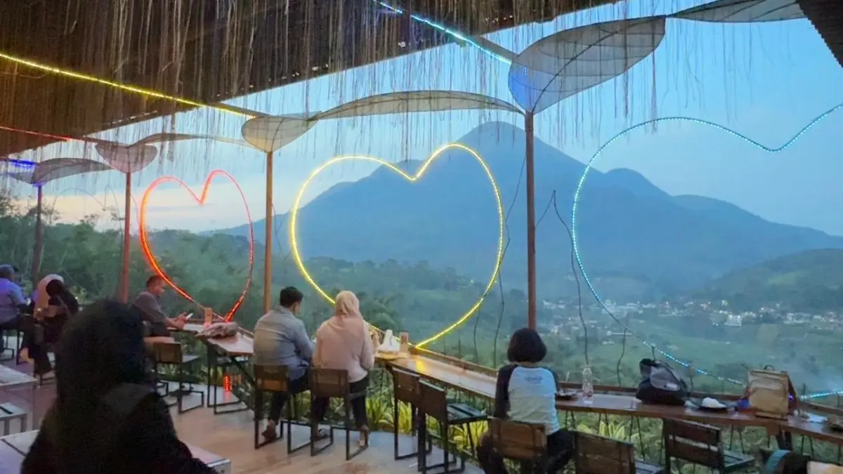 Pesona Panorama Cafe di Grand Whiz Hotel Trawas.