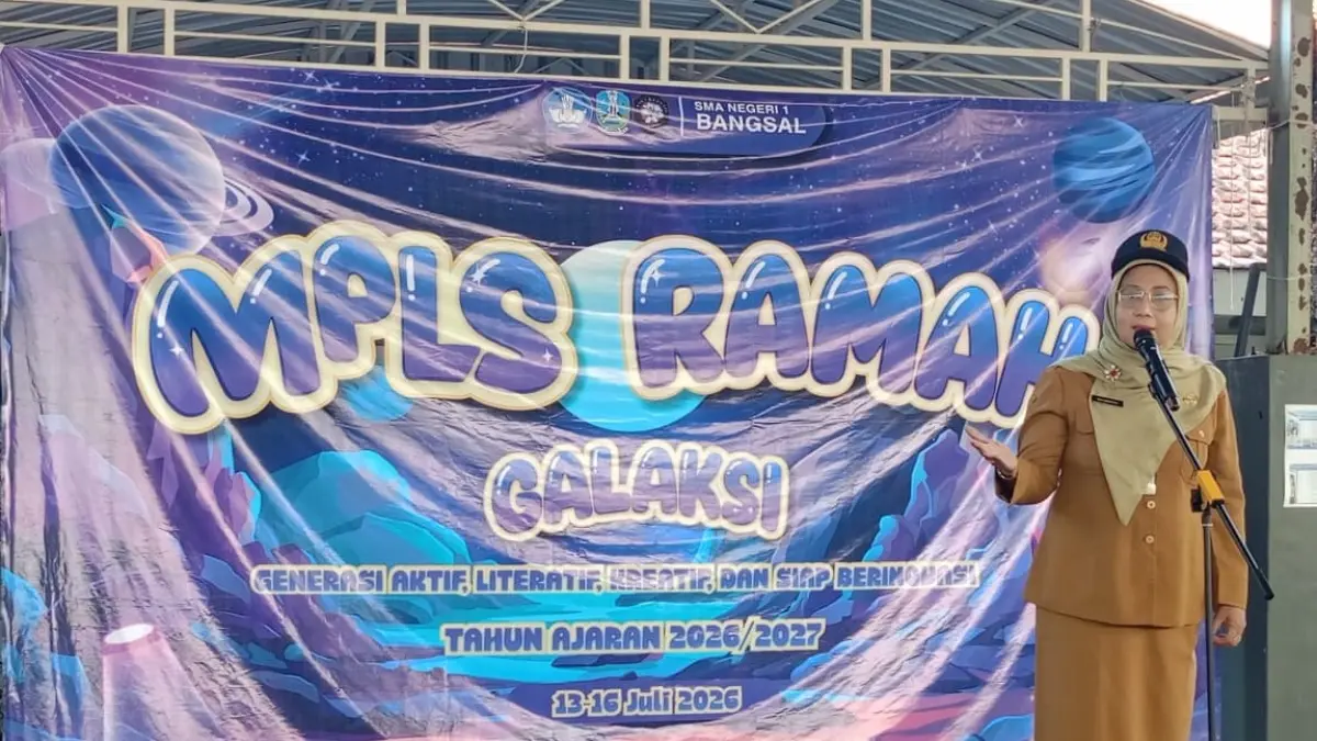 SAMBUT HANGAT: Kepala SMAN 1 Bangsal Siti Arofah saat memberikan sambutan pembukaan MPLS Ramah Galaksi tahun ajaran 2026/2027 di halaman SMAN 1 Bangsal, Senin (13/7).