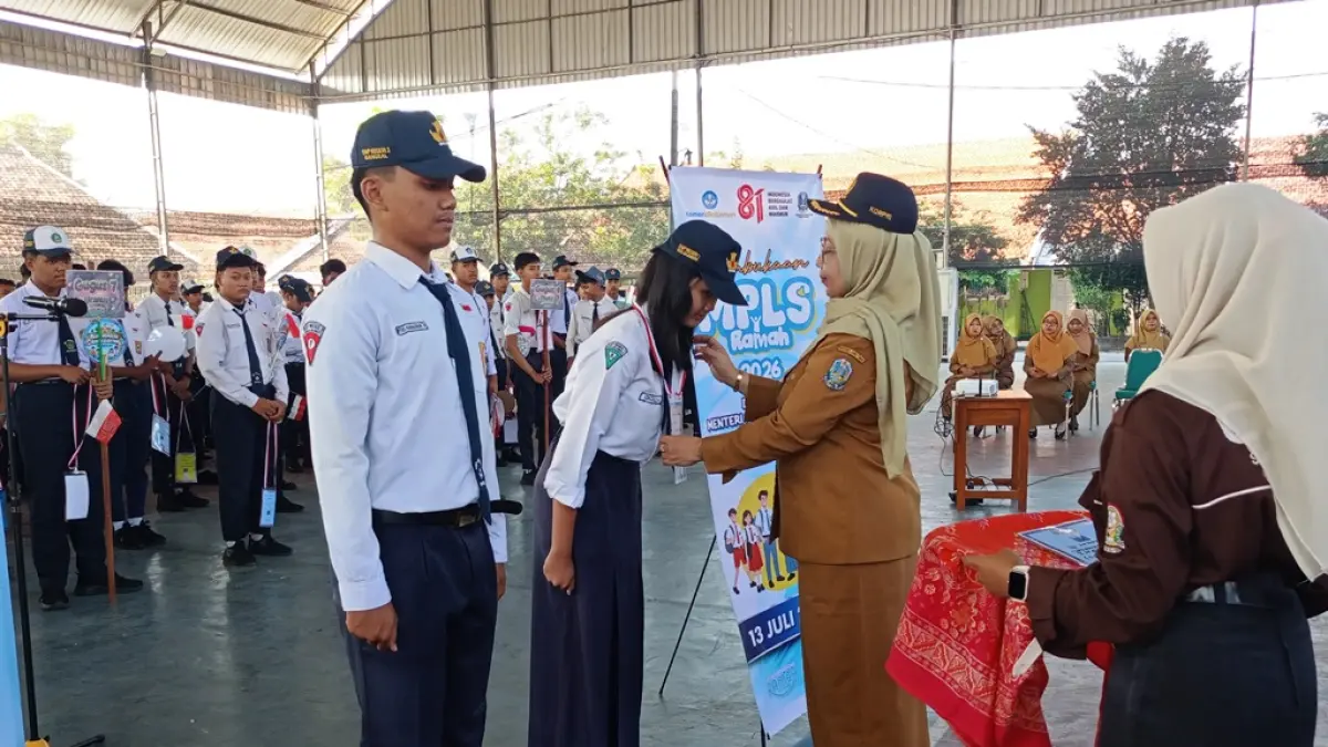 PENGENALAN: Momen penyematan tanda peserta MPLS 2026 oleh Kepala SMAN 1 Bangsal Siti Arofah kepada siswa baru sebagai simbol dimulainya MPLS di SMAN 1 Bangsal.