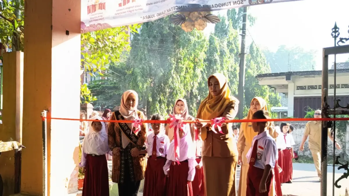 SIMBOLIS: Kepala SDN Tunggalpager Meita Siti Hasanah dan Pj Bunda PAUD Desa Tunggalpager Eka Erliana bersama peserta didik baru memotong pita tanda dibukanya MPLS tahun ajaran 2026/2027, Senin (13/7).