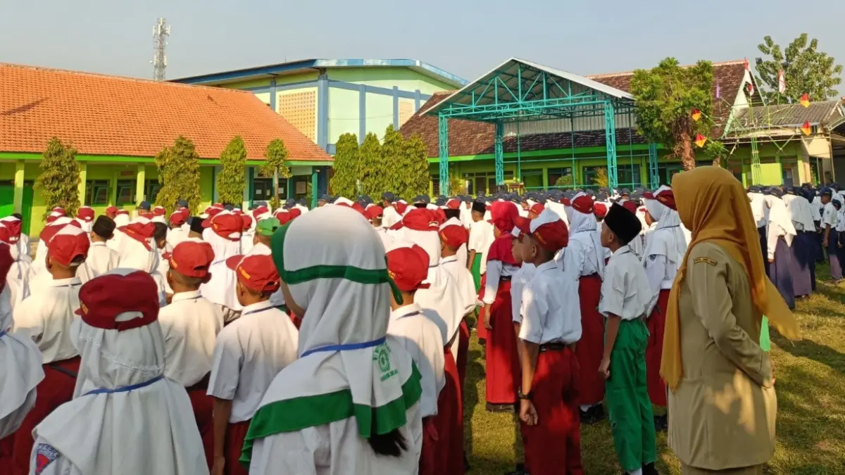 AMAN DAN NYAMAN: Ratusan siswa baru SMPN 1 Kemlagi mengikuti apel pembukaan Masa Pengenalan Lingkungan Sekolah Tahun Pelajaran 2026/2027 di halaman sekolah, Senin (13/7).