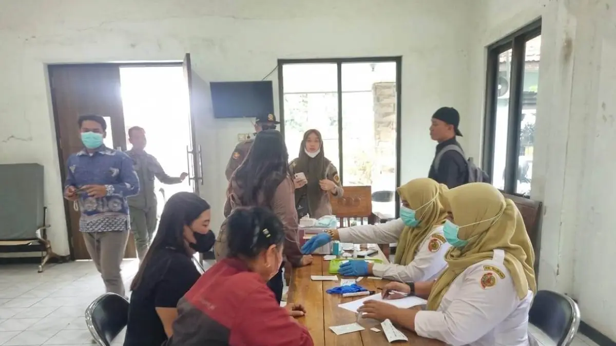 ANTISIPASI: Satpol PP Kabupaten Mojokerto membawa lima perempuan yang terjaring ke UPTD Pesanggrahan PMKS Majapahit, Desa Kedungmaling, Kecamatan Sooko untuk menjalani rehabilitasi, Sabtu (18/7). (Dori JPRM)