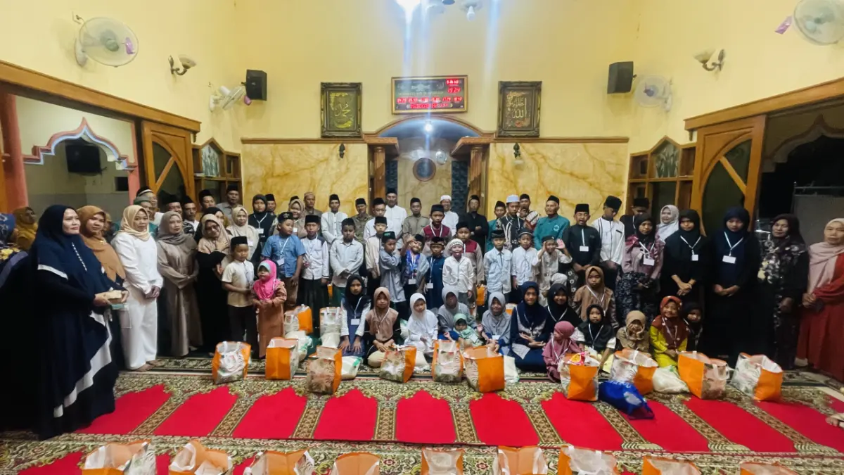 BERBAGI KEBAHAGIAAN: Pemdes Kesimantengah, Kecamatan Pacet menghadiri penyaluran santunan kepada puluhan penerima manfaat melalui kegiatan amal yang digelar di Masjid Ar-Rahmah, Desa Candiwatu, Sabtu (11/7). (Rizal JPRM)