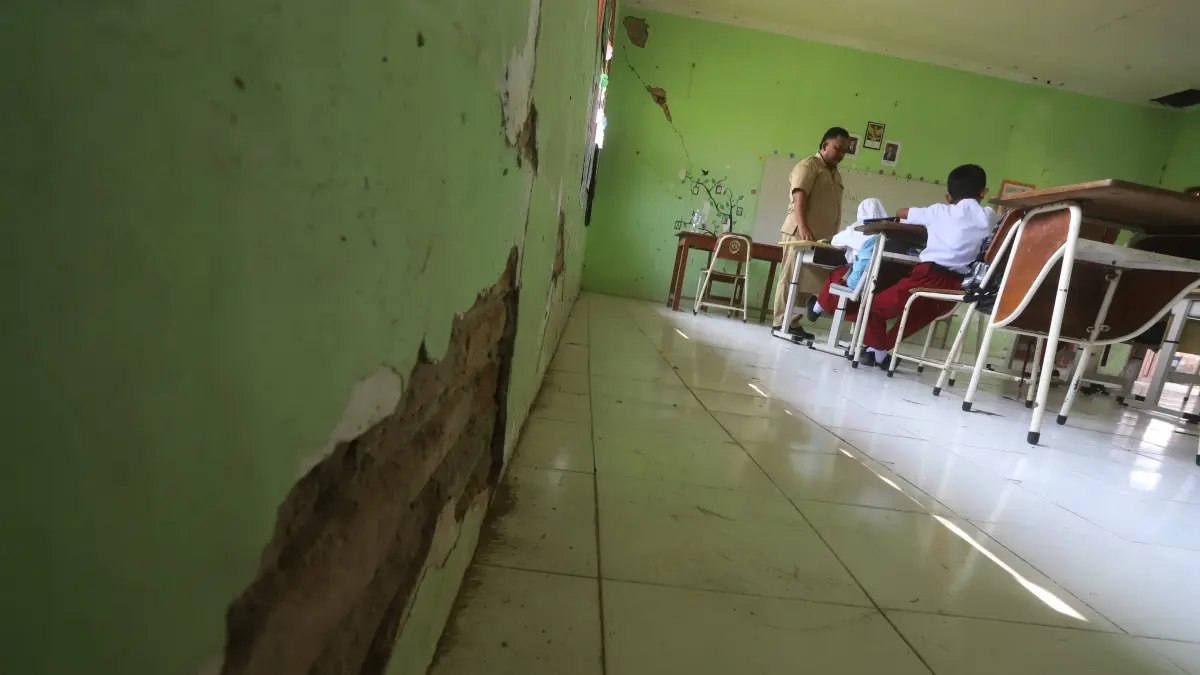 BERHARAP PERBAIKAN:&nbsp;Aktivitas KBM di salah satu ruang kelas SDN Pandankrajan, Kecamatan Kemlagi, kemarin (20/7). Tembok dan lantai keramik di ruang kelas ini tampak pecah-pecah dan lapuk. (Sofan JPRM)