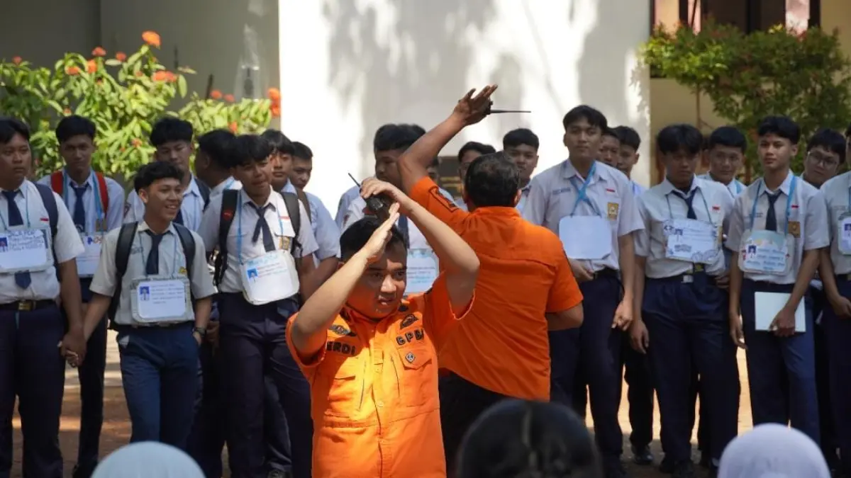 DILATIH: Petugas BPBD memberikan simulasi dan materi Satuan Pendidikan Aman Bencana kepada siswa baru SMAN 1 Mojokerto.