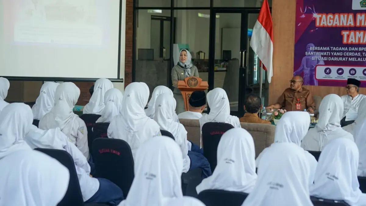 EDUKASI: Wali Kota Mojokerto Ika Puspitasari membuka kegiatan Tagana Masuk Pesantren (Tamatren) di Pondok Pesantren Putri Al-Amin, kemarin (20/7). (dok Pemkot Mojokerto for JPRM)