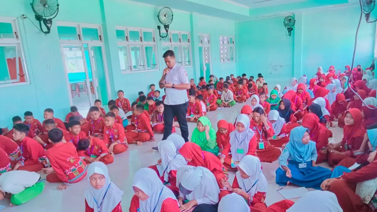 EDUKATIF: Narasumber memberikan materi kepada siswa baru SMPN 1 Kemlagi dalam rangkaian MPLS.