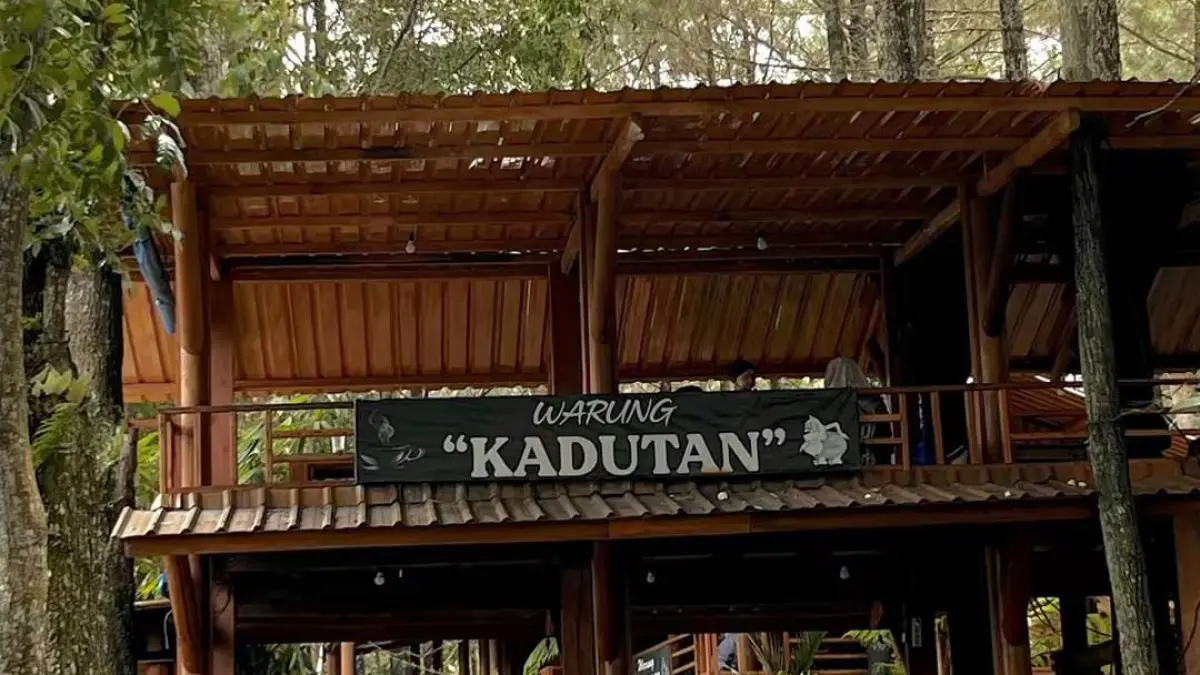 Gazebo tempat duduk pengunjung di Warung Kadutan dengan konsep Tradisional , berada di pepohonan pinus yang asri dipadukan dengan udara sejuk Trawas