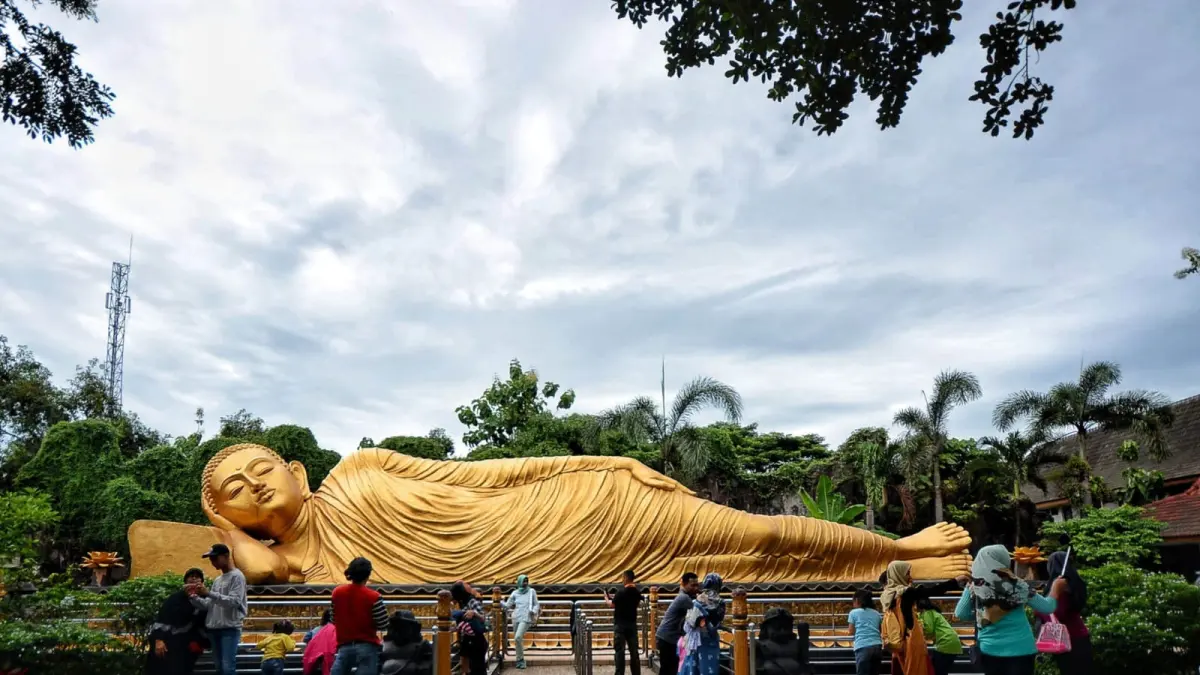 Jejak Sejarah dan Asal-Usul Patung Buddha Tidur Terbesar Indonesia di Mojokerto.