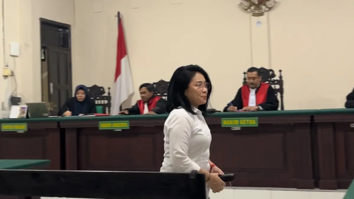 KEBERATAN:&nbsp;Terdakwa kasus penggelapan uang homestay, Yan Dwi Mujiati, saat menjalani sidang tuntutan di Pengadilan Negeri Mojokerto, kemarin (20/7). (Farisma JPRM)