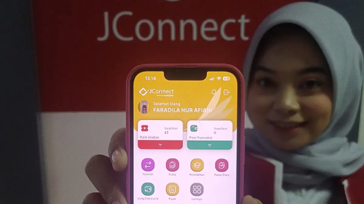 KEMUDAHAN: Sosialisasi Jconnect versi terbaru yang di lakukan setiap minggu dalam event maupun acara car free day di area Mojokerto Raya.