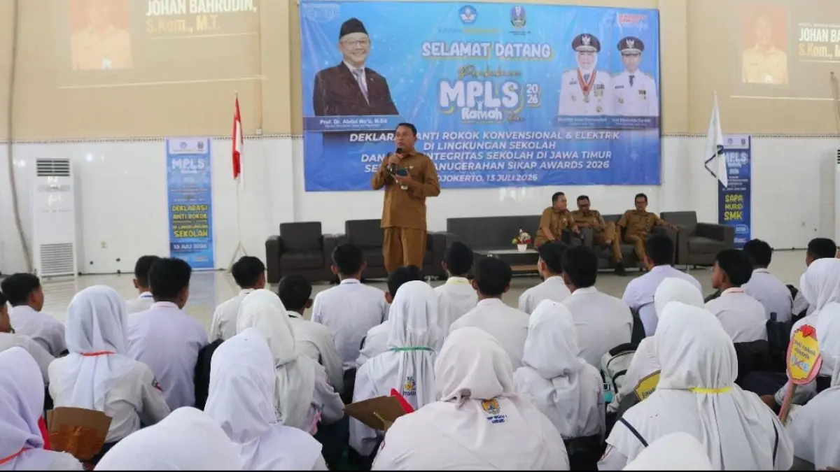 KOMITMEN: Kepala SMKN 1 Dlanggu Johan Bahrudin, emberikan sambutan pada Pembukaan MPLS Ramah 2026 dan Deklarasi Anti Rokok di Lingkungan Sekolah.