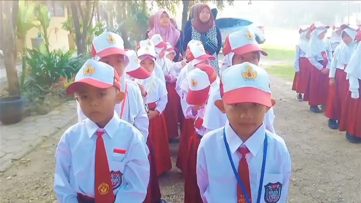 LINGKUNGAN BARU: Siswa SDN Pacing, Kecamatan Bangsal mengikuti apel dan penyematan tanda peserta pada pembukaan MPLS tahun ajaran 2026/2027.