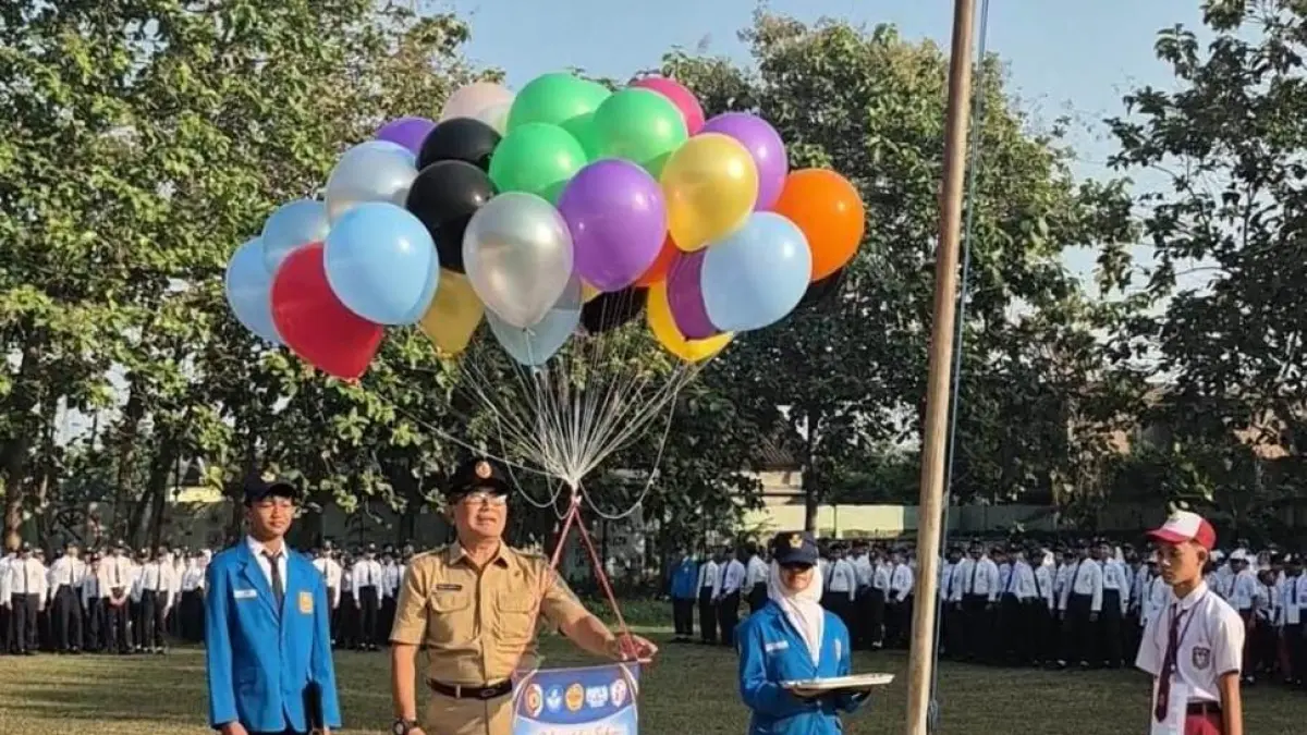 PELEPASAN BALON: Kepala SMPN 2 Bangsal Iwan Happy Usmarasima melepas balon tanda dimulainya MPLS 2026.