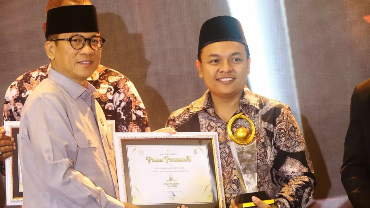 PELOPOR: Kepala Desa Jampirogo Dony Budi Setiawan menerima penghargaan Jawa Pos Radar Mojokerto Award 2026 yang diserahkan Mendes langsung oleh PDT Yandri Susanto, di Ballroom Sunrise Hotel, Selasa (7/7). (Sofan JPRM)