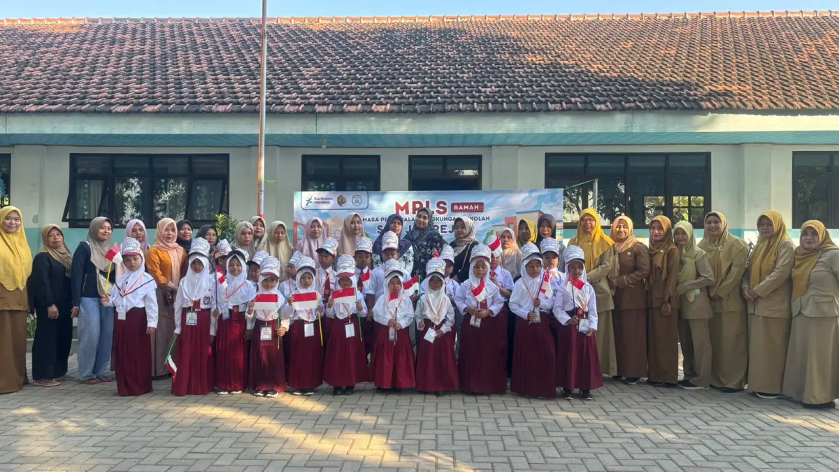 SEMARAK: Para siswa baru bersama guru saat pembukaan MPLS Ramah 2026 di SDN Jatirejo 2.