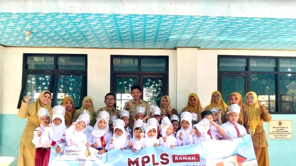 SEMARAK: Para siswa baru bersama guru saat pembukaan MPLS Ramah 2026 di SDN Jatirejo 2.