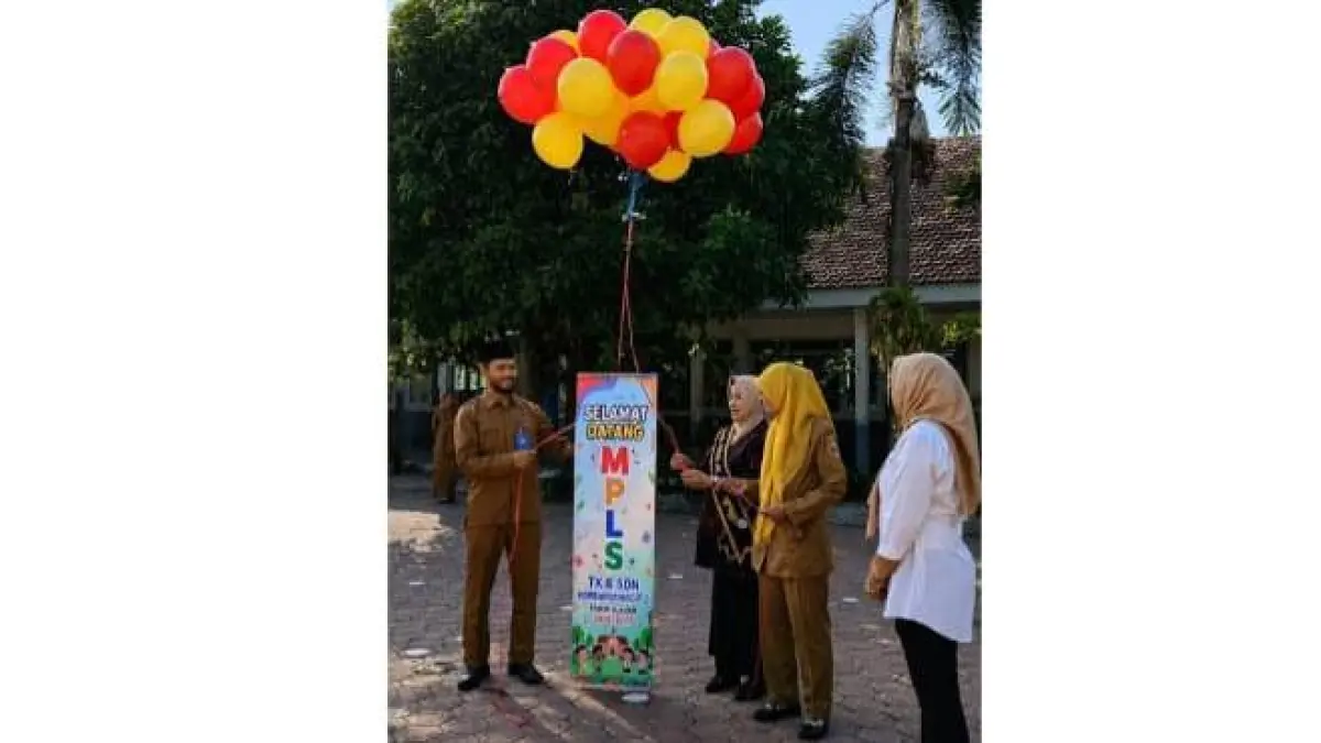 SIMBOLIS: Kepala SDN Kembangringgit 2, Lagianto, S.Pd, SD bersama Bunda PAUD dan Kepala TK Dharma Wanita Kembangringgit melepas balon tanda dimulainya MPLS Ramah 2026, Senin (13/7). 