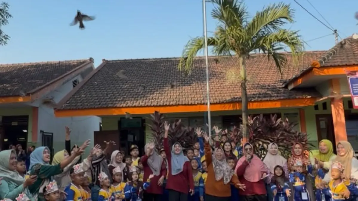SIMBOLIS: Siswa baru bersama dewan guru SDN Kalipuro melepaskan burung bersama-sama saat penutupan MPLS Ramah 2026, Jumat (17/7).
