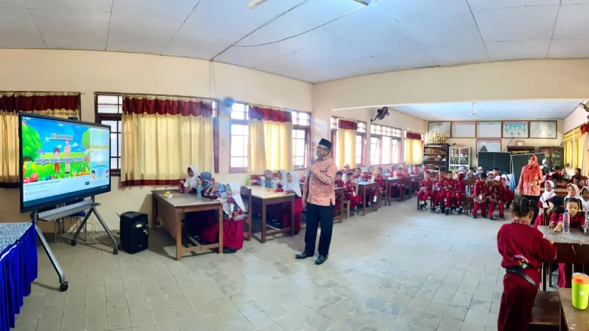 TANAMKAN NILAI: Kepala SDN Trowulan Sakuwan menyampaikan materi dalam rangkaian kegiatan MPLS Ramah 2026.