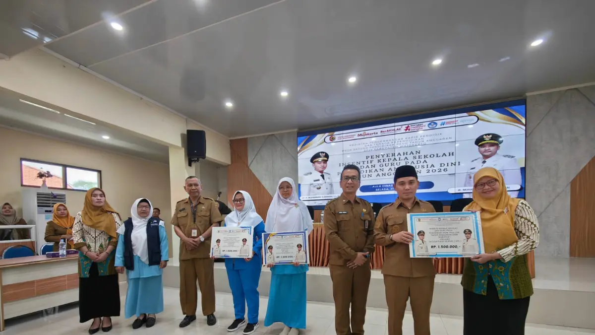 NEGARA HADIR: Bupati Mojokerto, Muhammad Albarraa didampingi Kepala Dinas Pendidikan Kabupaten Mojokerto, Amsar Azhari Siregar salurkan insentif Guru PAUD tahap satu di aula Kantor Dinas Pendidikan Kabupaten Mojokerto, Jalan RA Basuni, Desa/Kecamatan Sooko, Selasa (21/7).