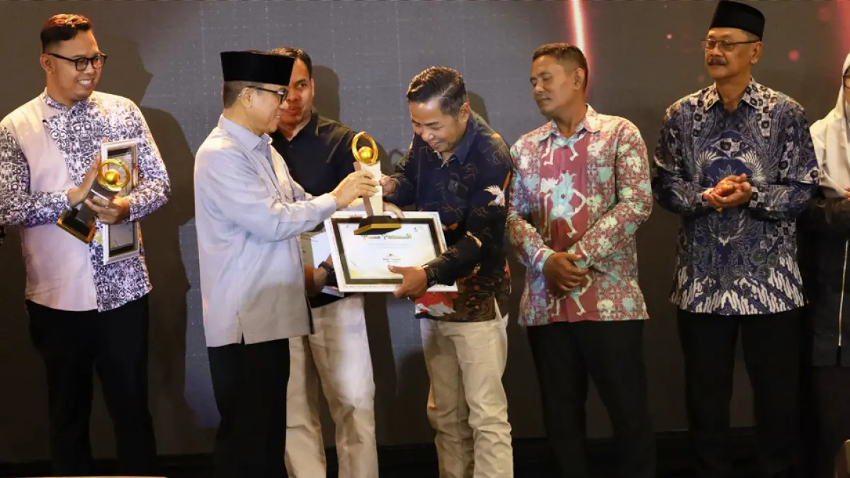 APRESIASI: Mendes PDT Yandri Susanto menyerahkan penghargaan Jawa Pos Radar Mojokerto Award 2026 kategori Pelopor Kolaborasi Penthalix Daerah kepada Kades Pesanggarahan Moh. Afif, di Ballroom Sunrise Hotel Mojokerto, Selasa (7/7).