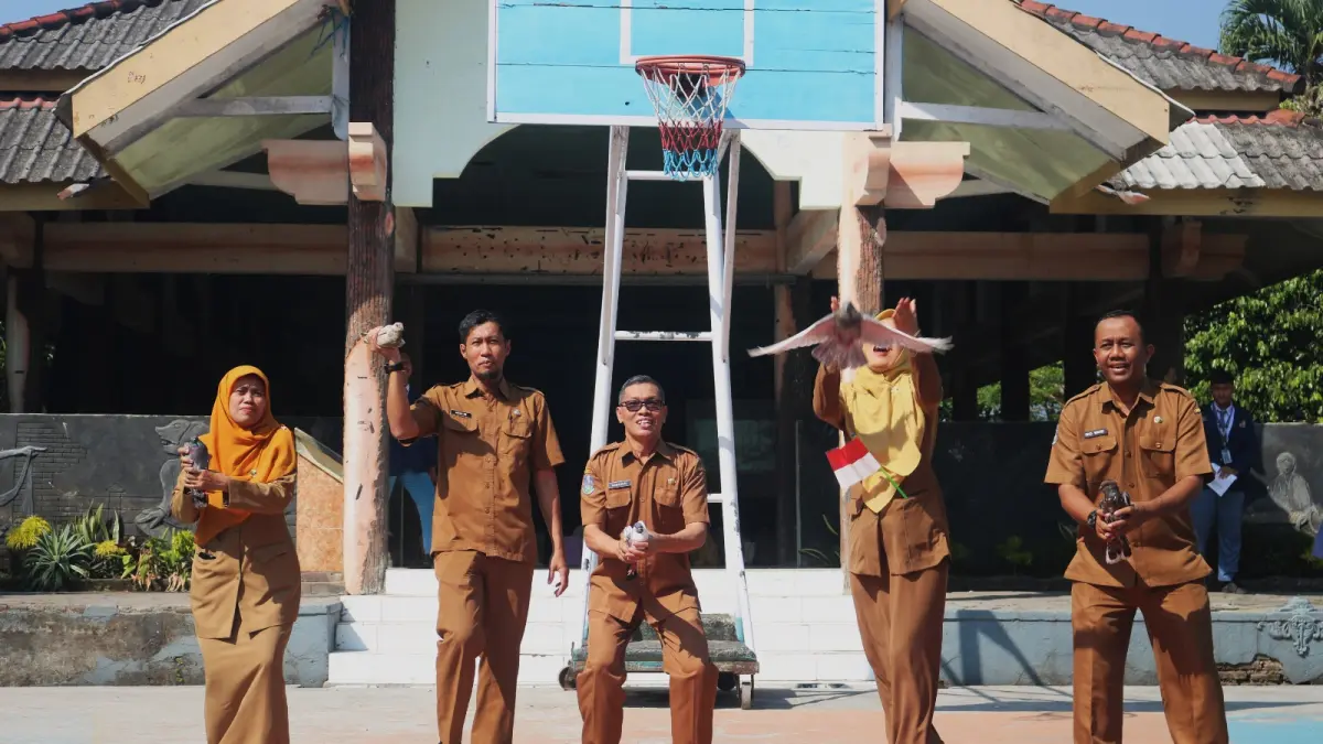 AWAL BARU: Pelepasan burung merpati sebagai simbol pembukaan MPLS Ramah SMAN 1 Gondang oleh kepala sekolah, Senin (13/7). (Indah JPRM)