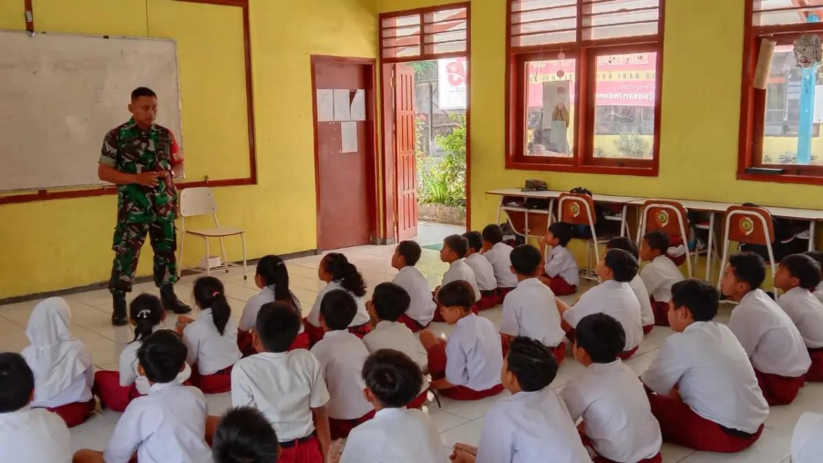 BANGUN KARAKTER: MPLS di SDN Padusan, Kecamatan Pacet libatkan TNI untuk mengajarkan disiplin para siswa.