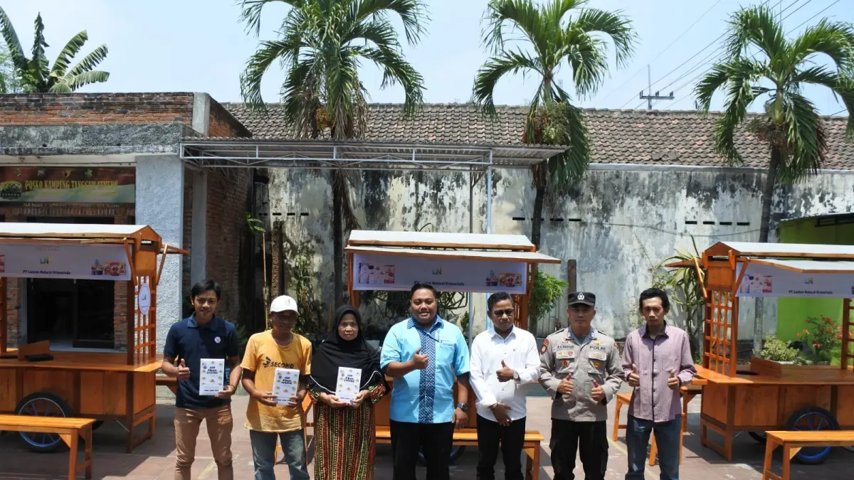 BANTUAN PRODUKTIF: Kades Pesanggrahan Moh. Afif bersama PT LNK saat menyalurkan bantuan gerobak usaha karya Karang Taruna Desa Pesanggrahan kepada salah satu pelaku UMKM.