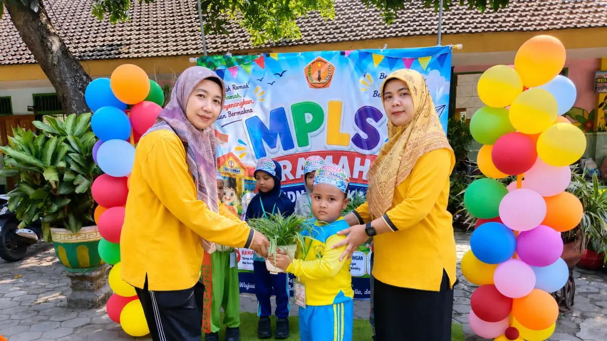 CINTA LINGKUNGAN: Kepala SDN Gemekan Sasi Eko Harsanti menyerahkan tanaman secara simbolis sebagai bentuk komitmen bersama dalam menjaga lingkungan sekolah.