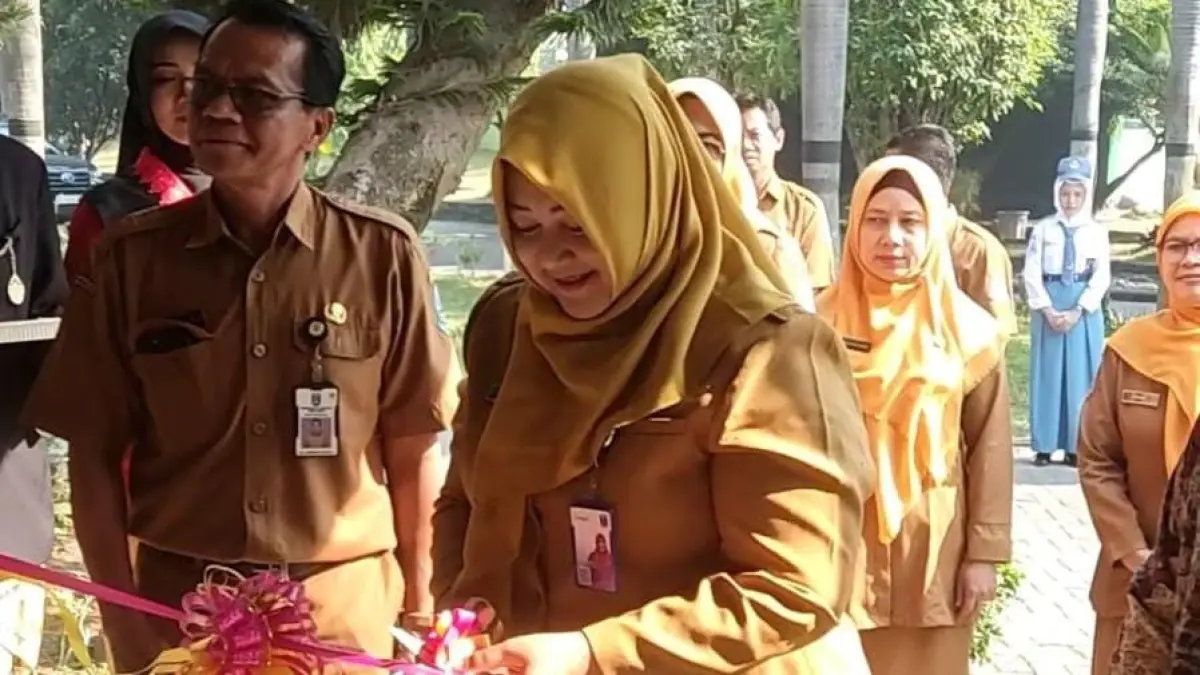 Kacabdindik Jawa Timur Wilayah Kabupaten-Kota Mojokerto Pinky Hidayati didampingi Kepala SMKN 1 Jatirejo Akhmad Mukhlason memotong pita peresmian e-presensi yang diterapkan SMKN 1 Jatirejo, Senin (20/7).