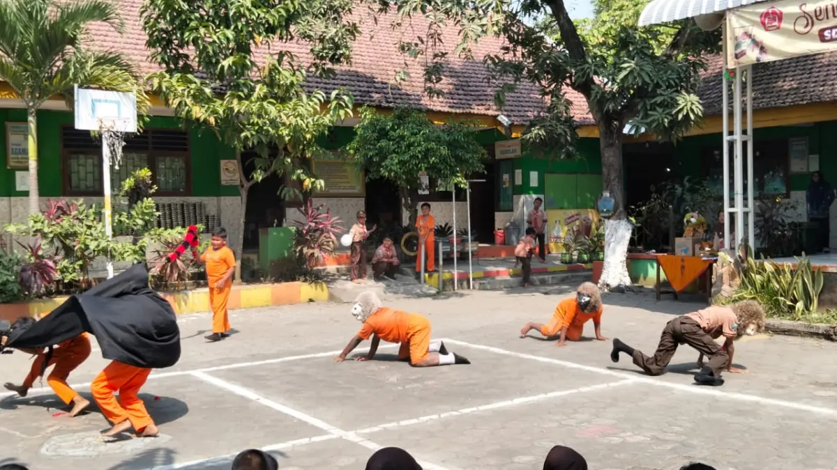 KESENIAN DAERAH: Peserta didik baru SDN Sampangagung 1 dikenalkan dengan budaya lokal melalui salah satu program ekstrakurikuler sekolah pada kegiatan MPLS.