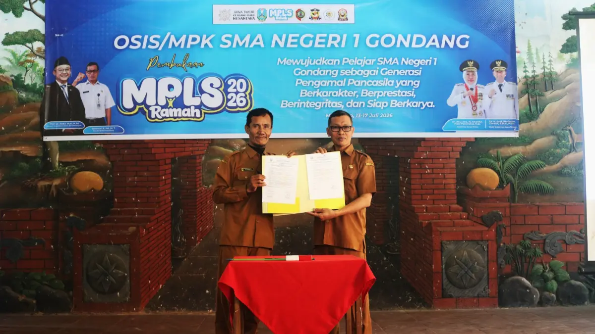 KOMITMEN: Penandatanganan dan penyerahan dokumen Deklarasi Sekolah Berintegritas dan Anti Korupsi oleh ketua panitia MPLS dan Kepala SMAN 1 Gondang Samsuari.