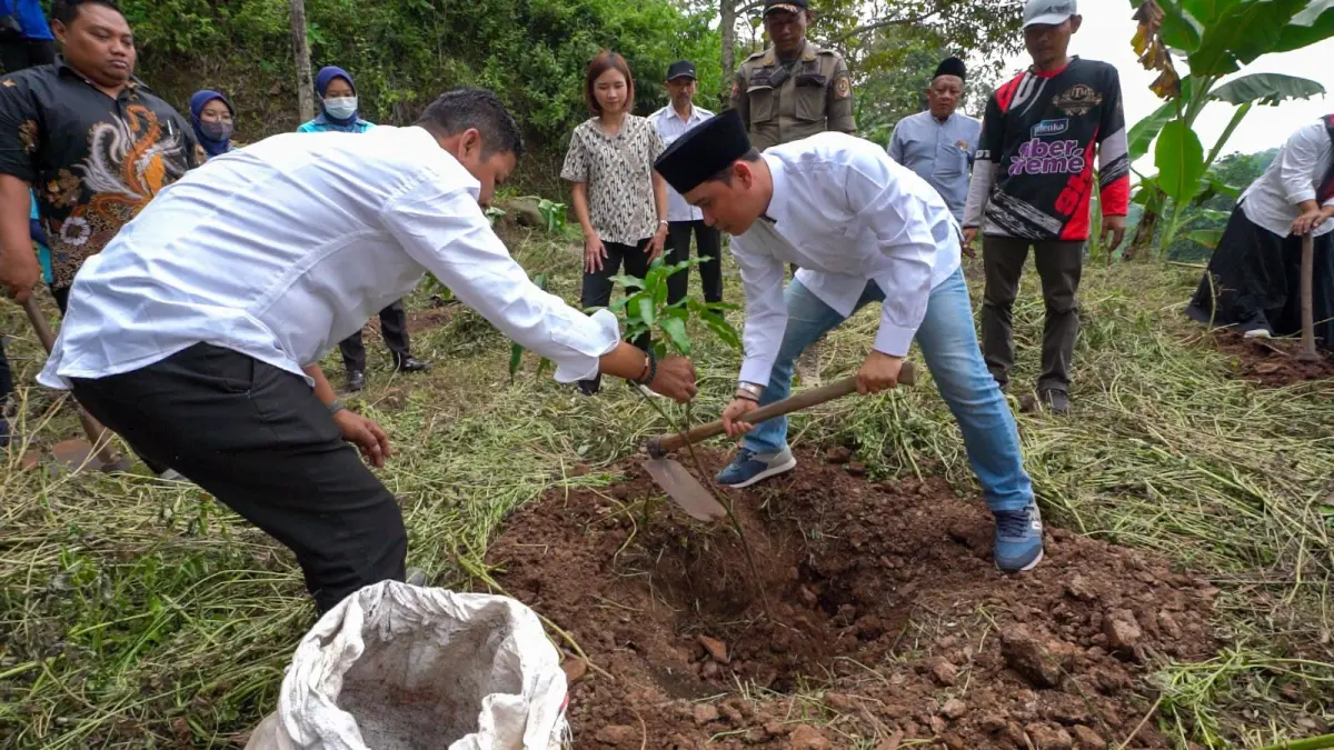 LESTARIKAN ALAM: Bupati Mojokerto Muhammad Albarraa bersama Kades Pesanggrahan Moh. Afif dan perwakilan PT LNK melakukan penanaman pohon dalam program penghijauan.