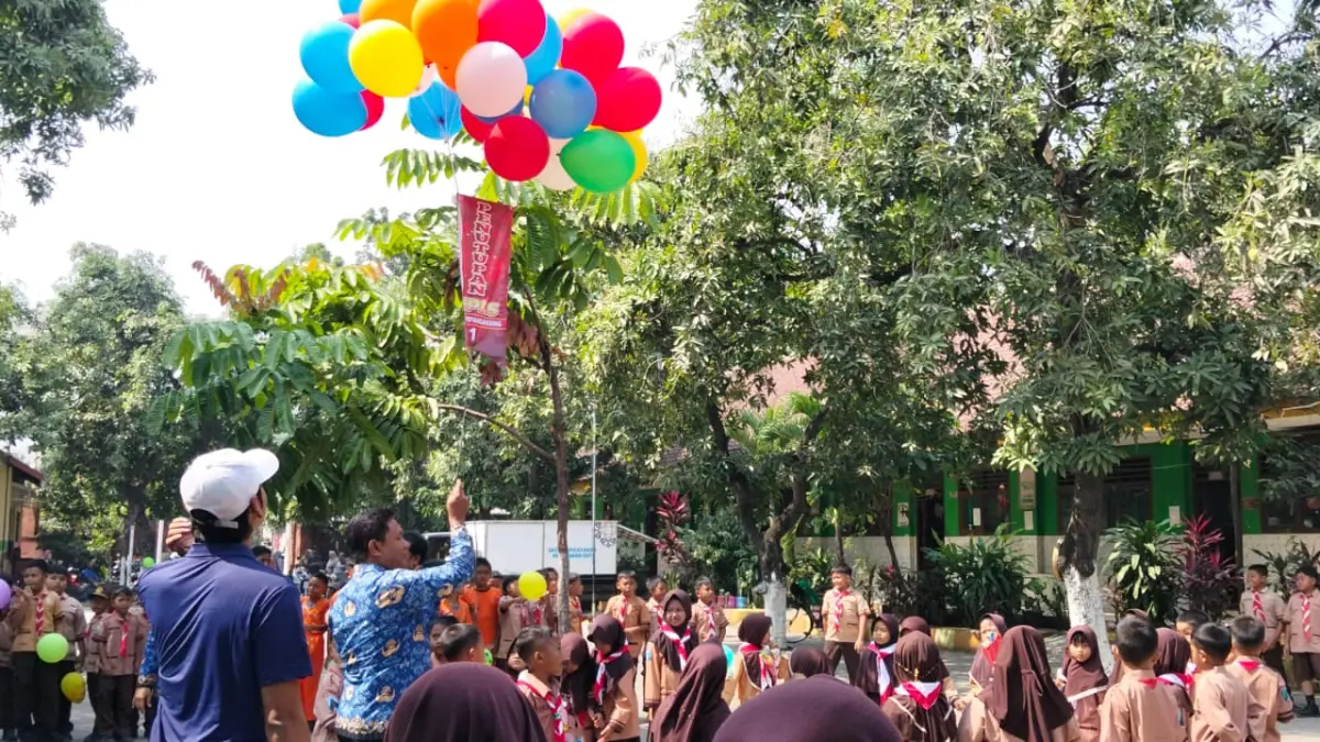 MERIAH DAN MENYENANGKAN: Penutupan rangkaian MPLS tahun ajaran 2026/2027 di SDN Sampangagung 1, Kecamatan Kutorejo, Kabupaten Mojokerto yang dilakukan dengan seremoni pelepasan balon.