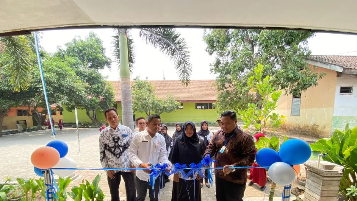 PENDIDIKAN: Kades Pesanggrahan Moh. Afif bersama perwakilan PT LNK meresmikan hasil rehabilitasi fasilitas sekolah.