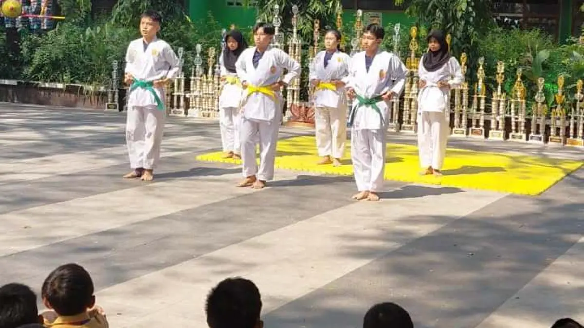 PERKENALAN: Penampilan demonstrasi ekstrakurikuler karate dalam rangkaian MPLS Ramah SMPN 2 Mojosari. 