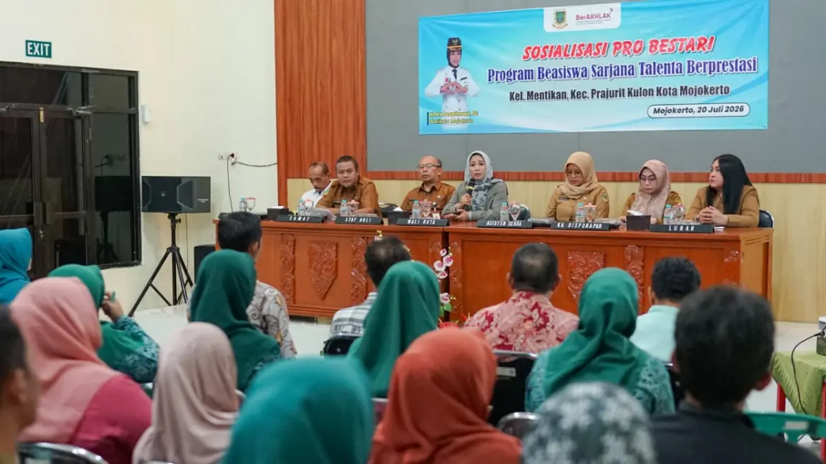 PERLUAS AKSES PENDIDIKAN: Wali Kota Mojokerto Ika Puspitasari menyosialisasikan beasiswa kuliah Pro Bestari 2026 di tingkat kelurahan, Senin (20/7). (dok Pemkot for JPRM)