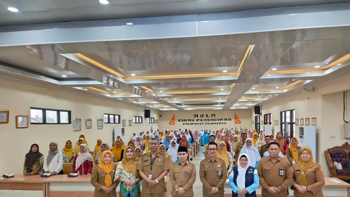 TINGKATKAN KESEJAHTERAAN: Bupati Mojokerto, Muhammad Albarraa didampingi Kepala Dispendik Kabupaten Mojokerto, Amsar Azhari Siregar bersama para kepala sekolah dan guru PAUD usai penyaluran insentif di aula kantor dispendik, Jalan RA Basuni, Desa/Kecamatan Sooko, Selasa (21/7).