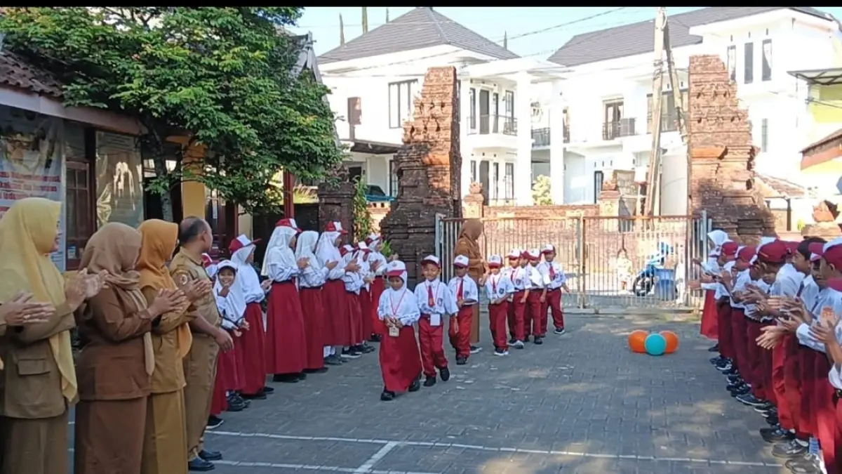 RAMAH: Kepala SDN Padusan, Lisyantini, S.Pd bersama para pendidik menyambut siswa baru dengan hangat dan ramah.