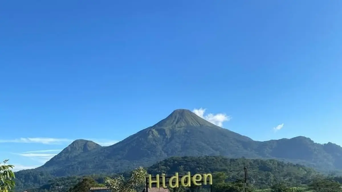 Suasana keindahan pemandangan area kafe Hidden Valley Trawas, tempat estetik untuk berkumpul bersama keluarga, teman, maupun pasangan.