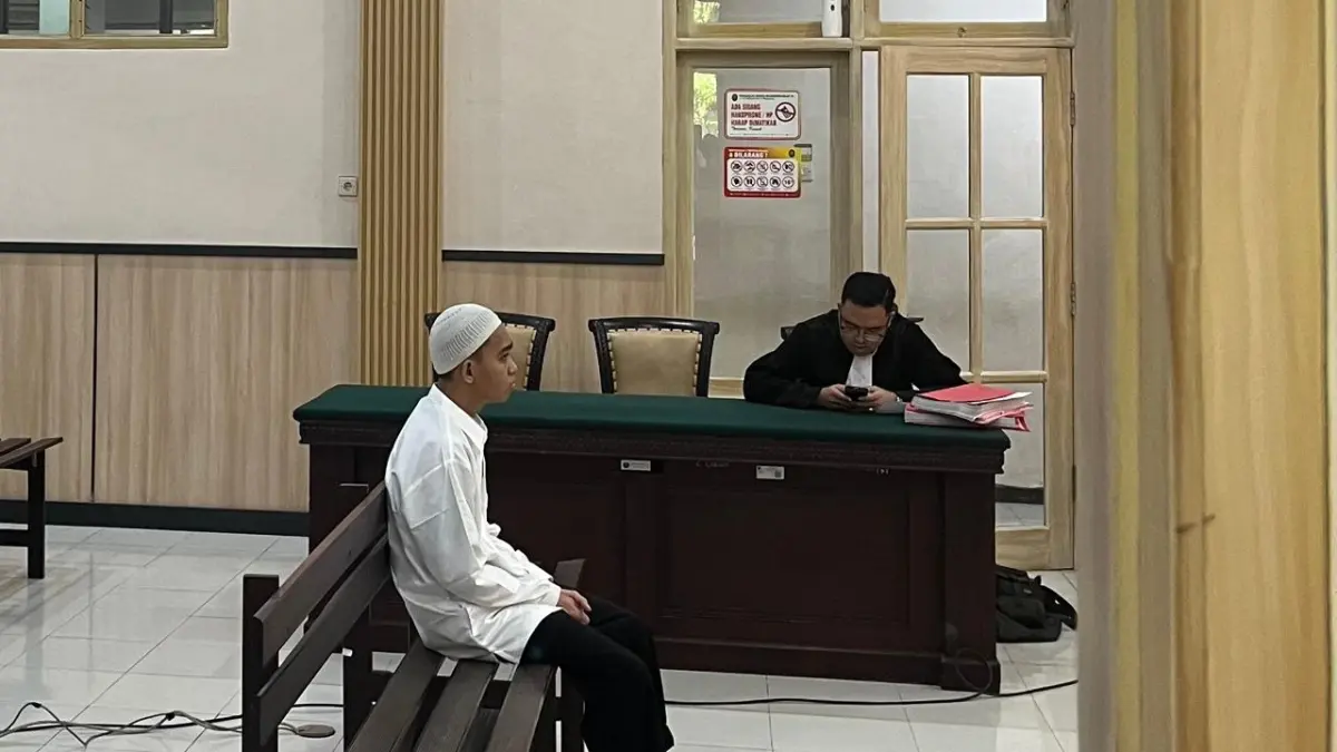 TAK SENONOH: Terdakwa kasus asusila, Gagah Dyag Prasetya saat menjalani sidang perdana di Pengadilan Negeri Mojokerto, Senin (20/7). (Farisma JPRM)
