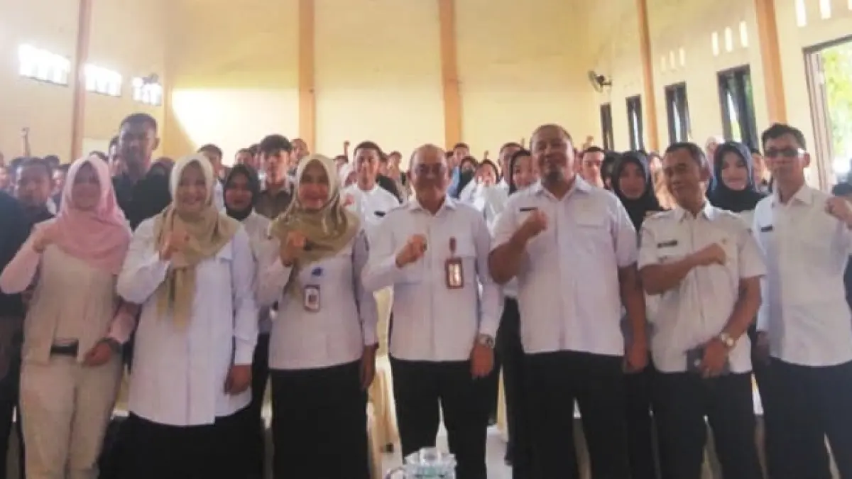 DAYA SAING: Kepala Disnaker Kabupaten Mojokerto Yo’ie Afrida, Kepala Cabdindik Jatim Wilayah Kabupaten dan Kota Mojokerto Pinky Hidayati, Kepala SMKN 1 Jetis Dwi Fendi Dadang, jajaran guru, dan ratusan peserta bimbingan jabatan/karier dan Job Fair 2026 di SMKN 1 Jetis, kemarin (22/7).