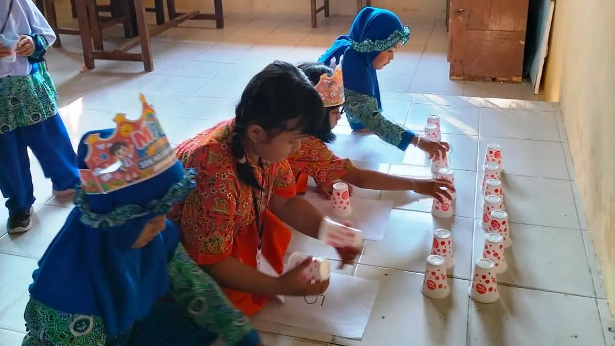 ADAPTASI: Siswa baru SDN Mojokumpul 2, Kecamatan Kemlagi mengikuti kegiatan MPLS Ramah 2026.