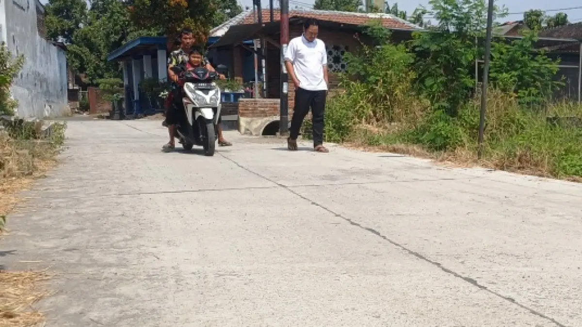 AKSES MUDAH: Jalan lingkungan yang sudah dirabat beton dimanfaatkan warga untuk melakukan aktivitas sehari-hari. (Dodik JPRM)