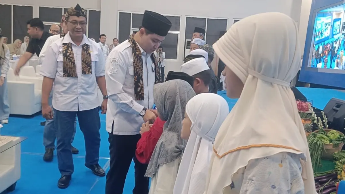 BERBAGI: Bupati Mojokerto Muhammad Albarraa menyerahkan  bingkisan kepada anak yatim piatu.