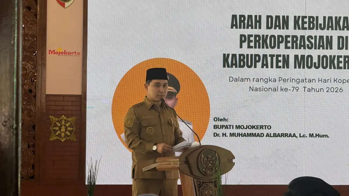 BERI ARAHAN: Bupati Muhammad Albarraa memberi arahan kepada 500 peserta pengurus koperasi se-Kabupaten Mojokerto saat Seminar Hari Koperasi Nasional ke-79 di Pendapa Graha Majatama, Selasa (21/7). (Dori JPRM)