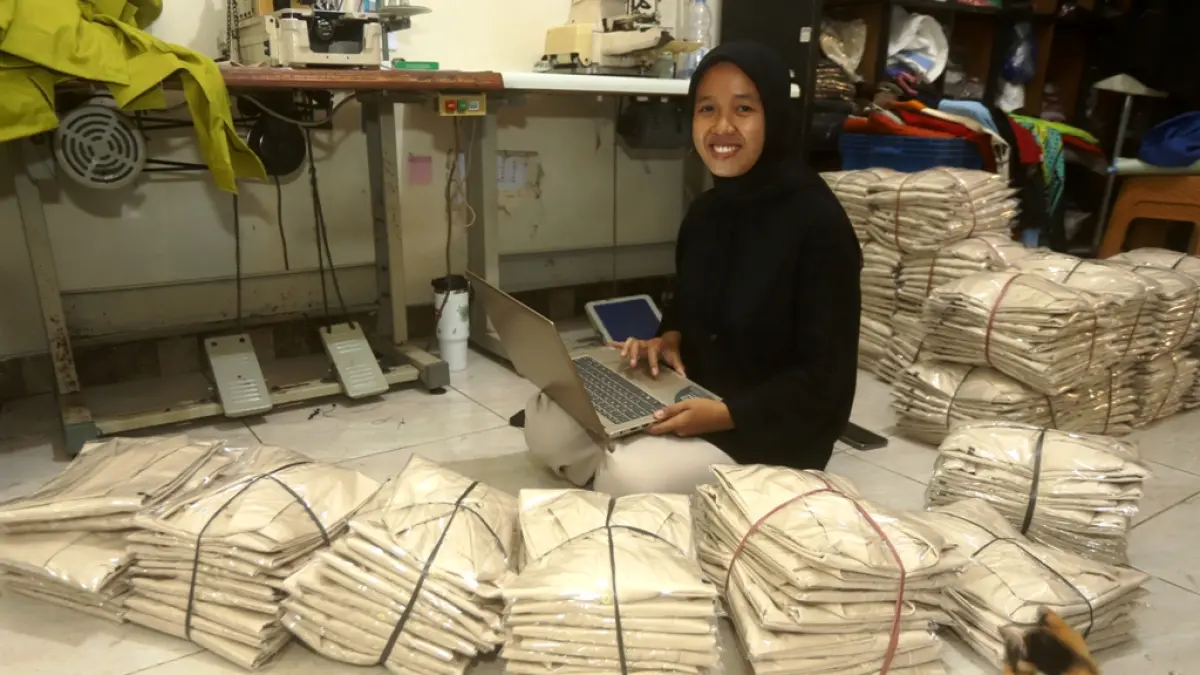 DIGITAL MARKETING: Perajin konfeksi di Desa Bandung memanfaatkan fasilitas jaringan wifi untuk membantu proses pemasaran secara digital.