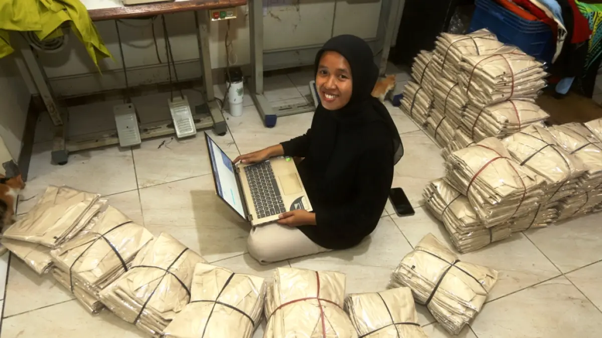 DIGITAL MARKETING: Perajin konfeksi di Desa Bandung memanfaatkan fasilitas jaringan wifi untuk membantu proses pemasaran secara digital. (Sofan JPRM)